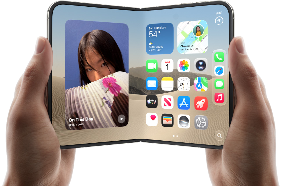 Dos manos sostienen el iPhone Duo abierto, con la pantalla interior mostrando la pantalla de inicio